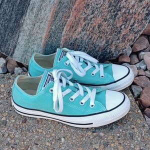 Converse all star classic canvas low top lace up sneakers womens sz 6 light blue